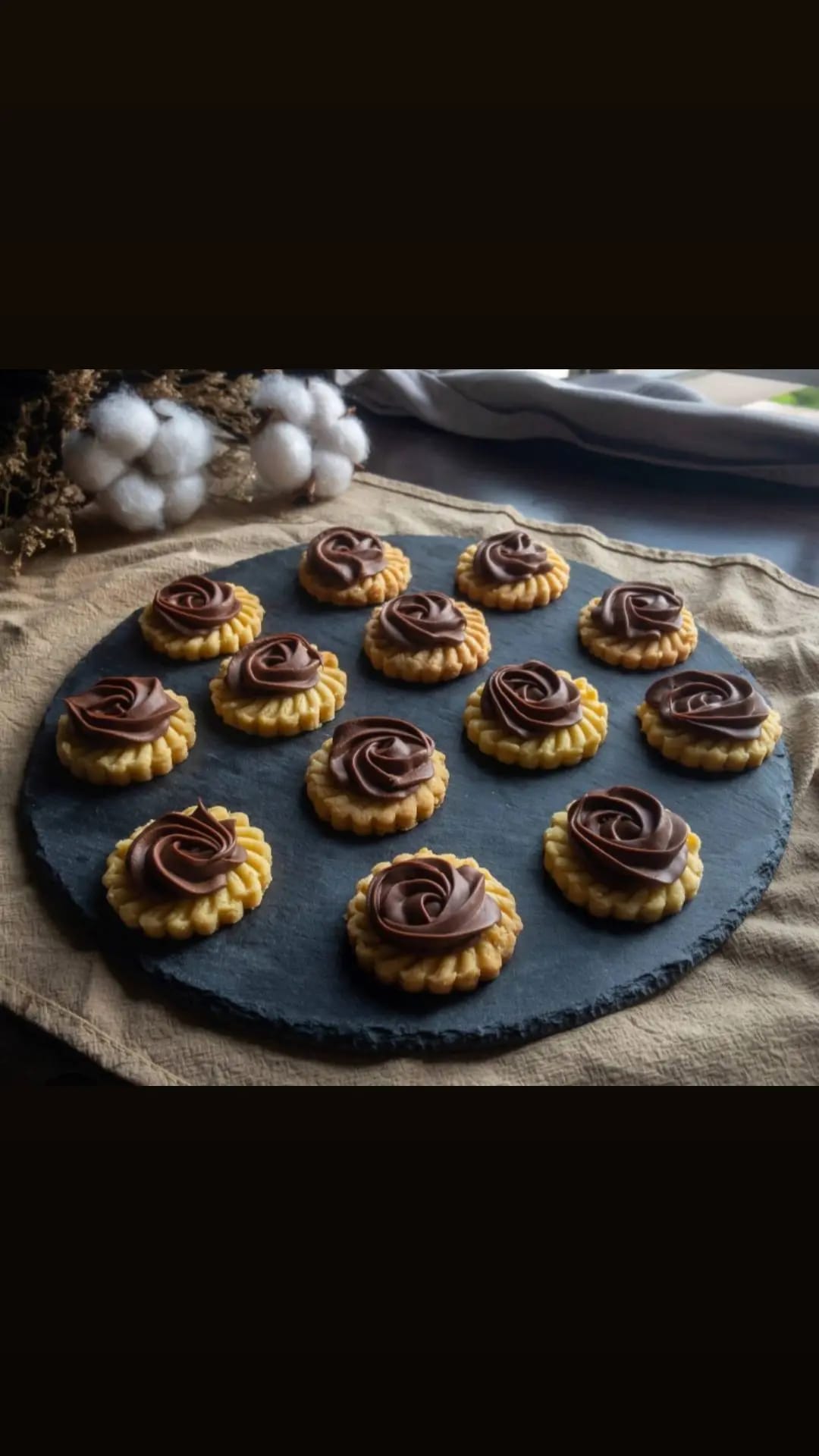Flower-shaped Nutella-topped cookies