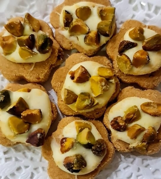 Pistachio-topped cookies